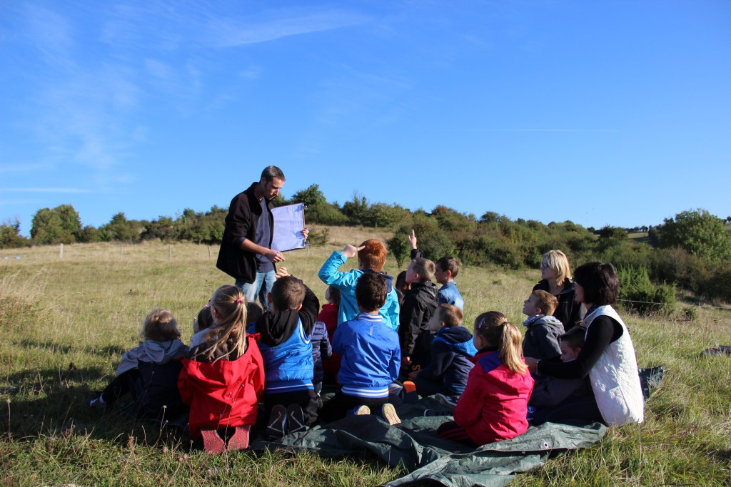 Une classe de CP découvre la réserve naturelle en compagnie de leur enseignante et d'un animateur nature du CEN - Photo : Ludivine Caron